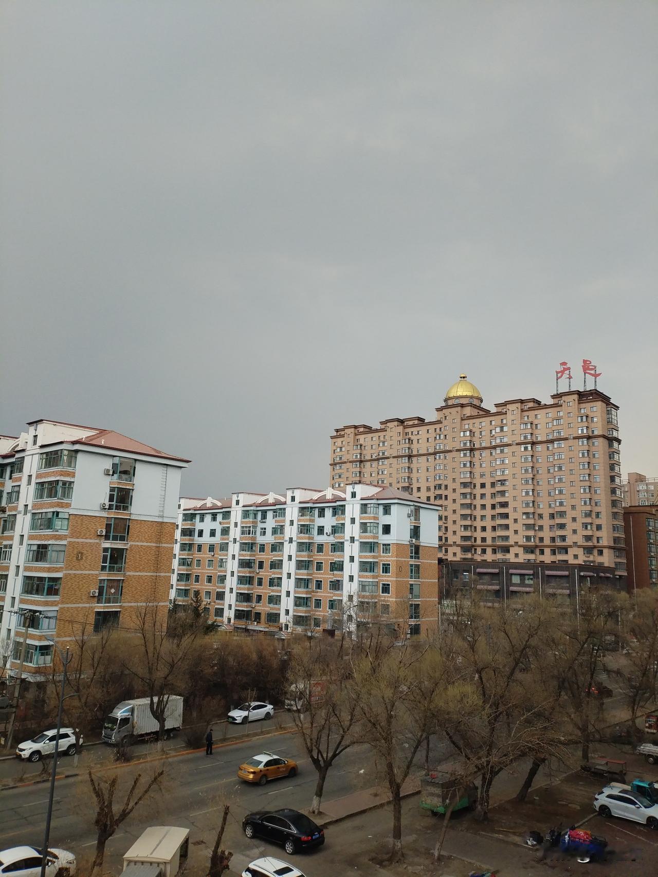 春雷吟
春雷成串撼长空，
密集敲窗风雨声。
黑云笼罩望不透，
请续句……
（穿越