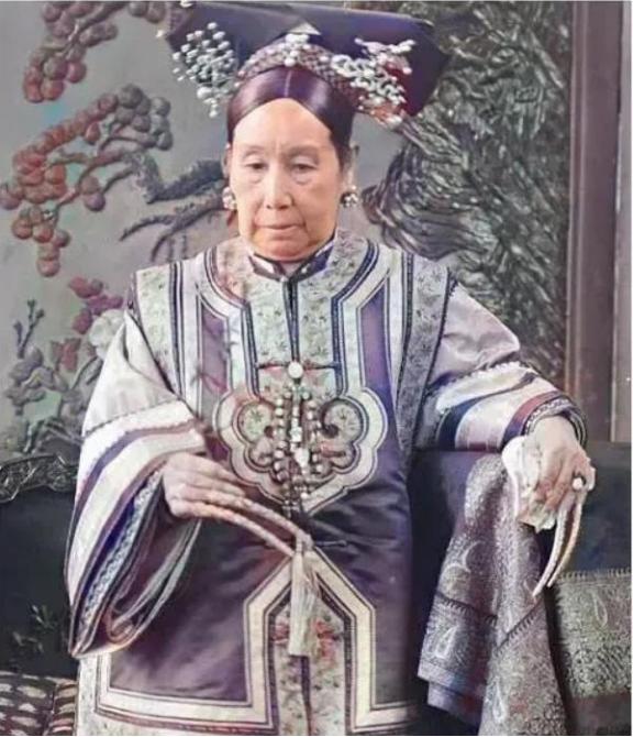1888年，53岁且单身27年的慈禧准备去看戏。不小心被侍卫那尔苏撞了一下，她一