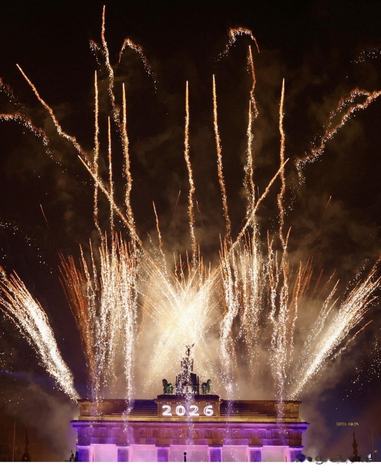 法國🇫🇷巴黎香麗舍大廈和巴塞羅那廣場的煙花🎆
	
Europe rings