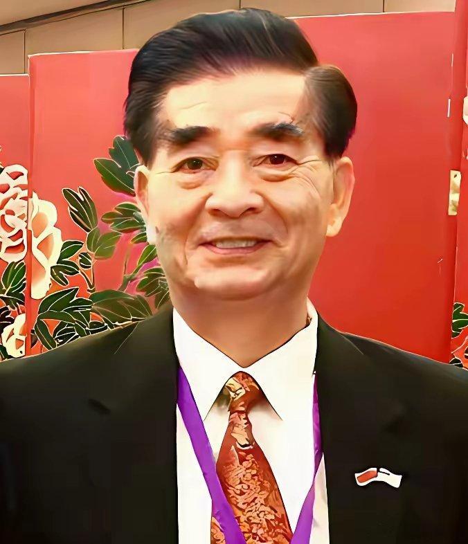 你敢信吗？一个被美国安插在中国潜伏了多年的间谍头子，居然是个天天笑眯眯、热心肠到