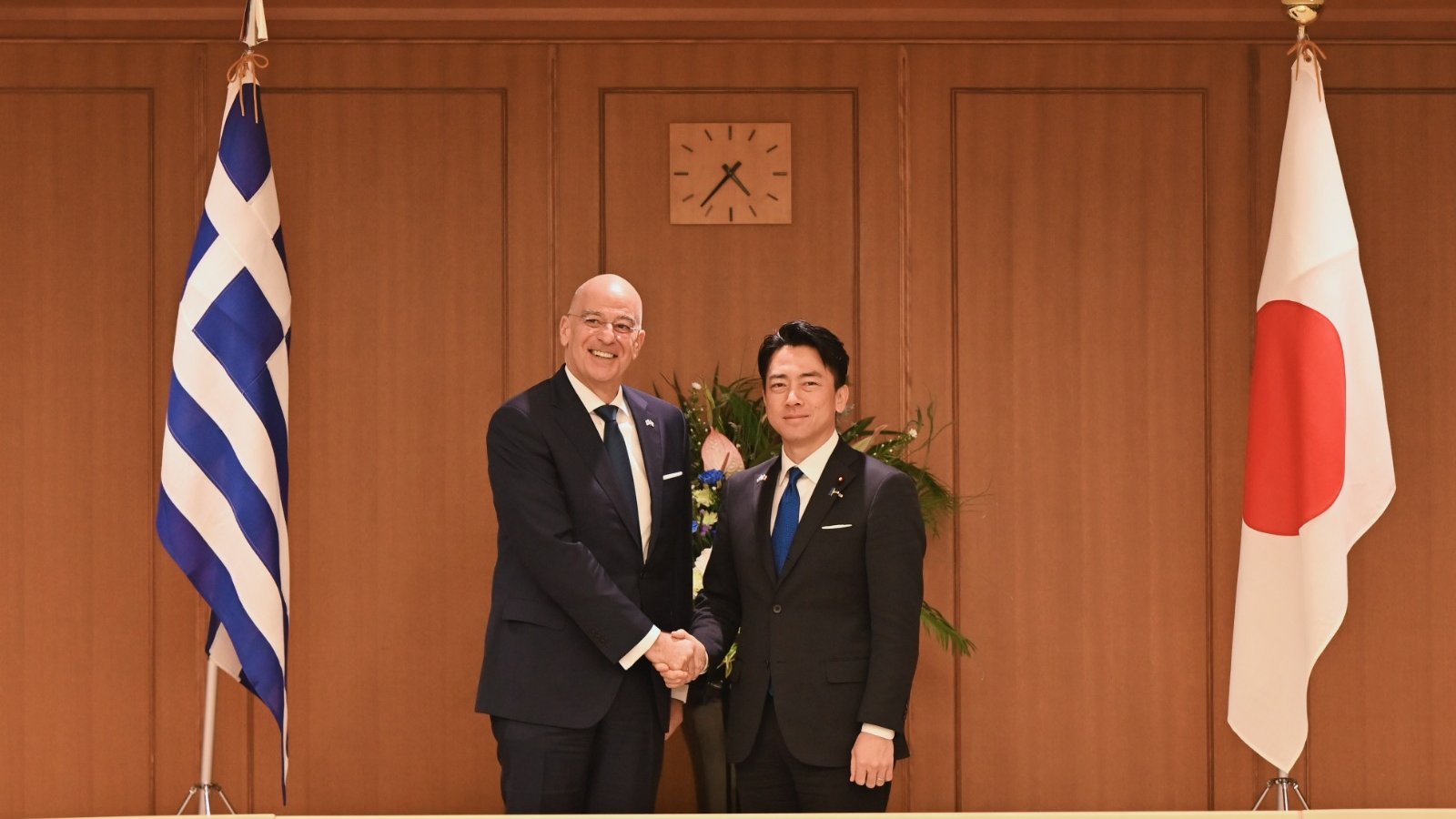 希腊防长访日，并邀请小小泉访问希腊，双方拟加强防务合作希腊网友已经做了希腊版FF