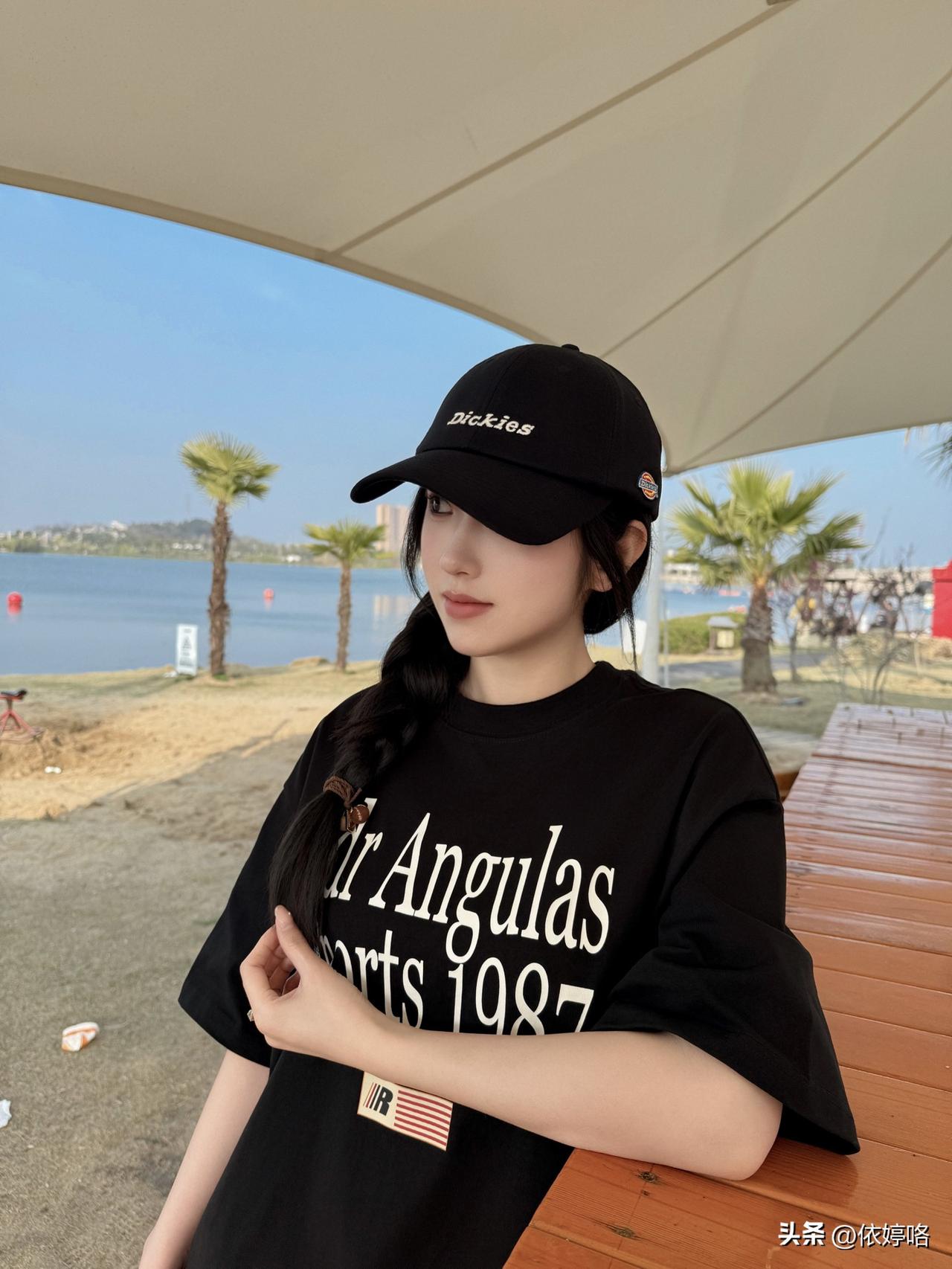 宝子们！在湖边随手拍都被追问链接的穿搭来啦～
这件黑色字母T绝了！oversiz
