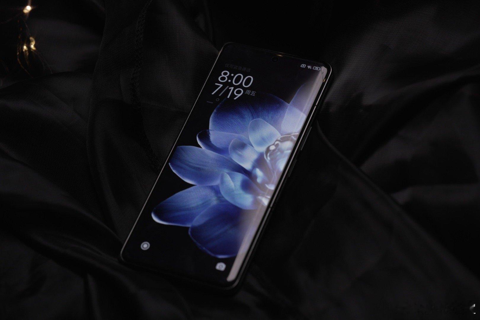 一句话：#论又薄又强我只服小米大折手机#！[加油]这一次小米 MIX Fold4