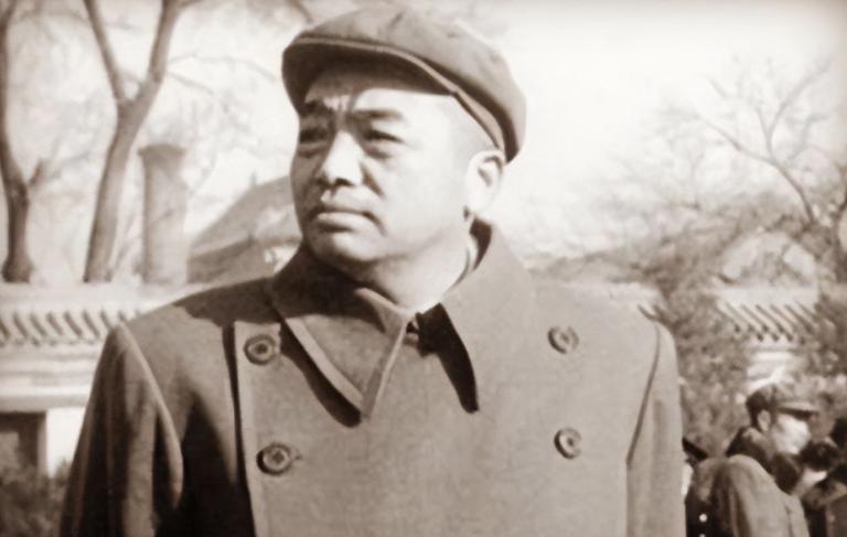 1955年，授衔仪式结束后，曾泽生紧紧捏着中将授衔书，跟身边人说：“感谢彭老总，