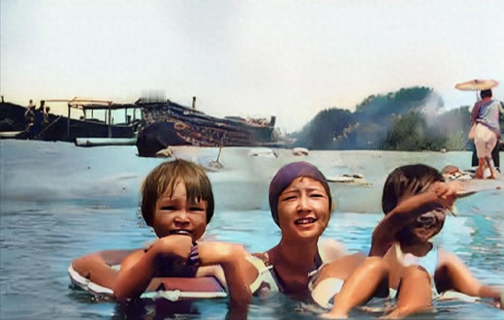 这是林徽因带着一双儿女在北戴河游泳的温馨画面，这可不是演员扮演的，货真价实的照片