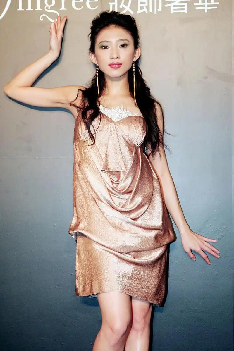 在大众印象里，戴佩妮是那个用歌声诉说故事、以才华征服乐坛的创作才女。但鲜为人知的