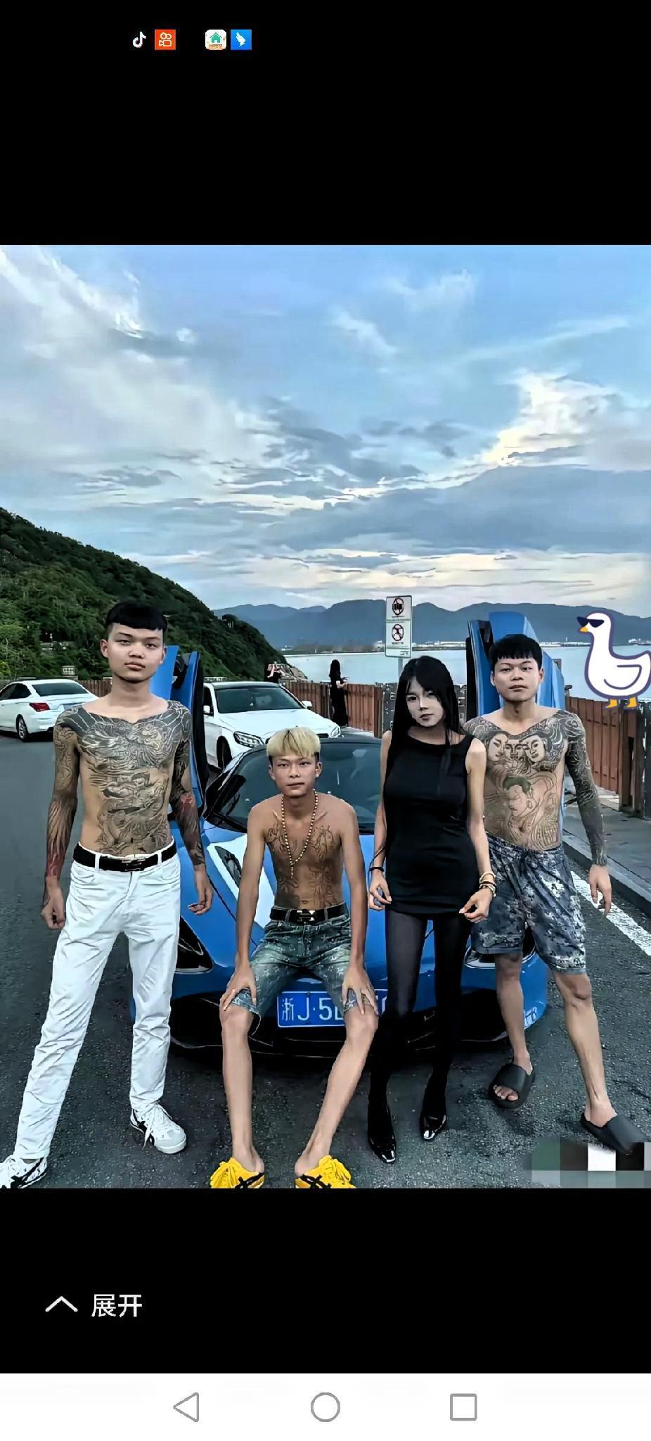 你别不信，
真有这样的三个男孩子，
兜里掏不出一百块，也不上班，却不缺女孩子追。