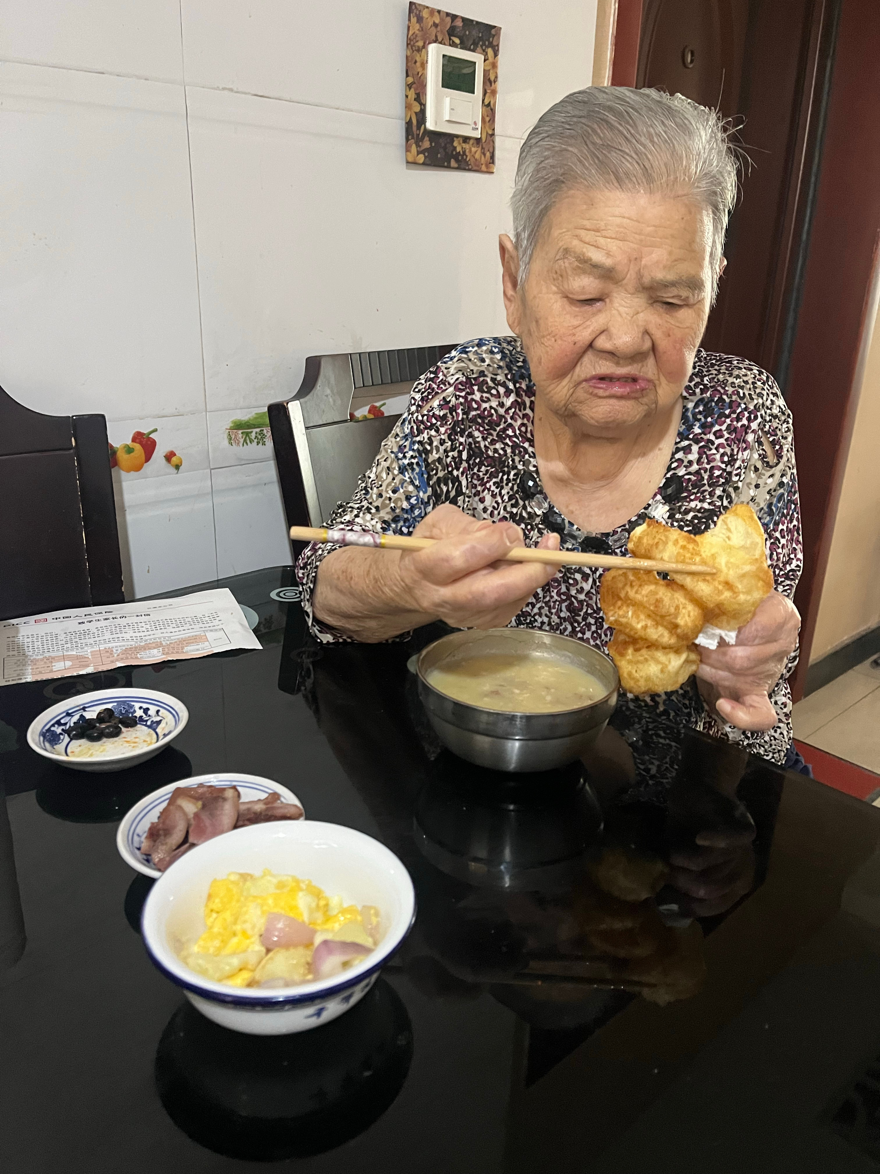 今日份早餐又是糖饼。按说油条已经是热量炸弹了，糖饼更是糖油混合物中的战斗机，如果