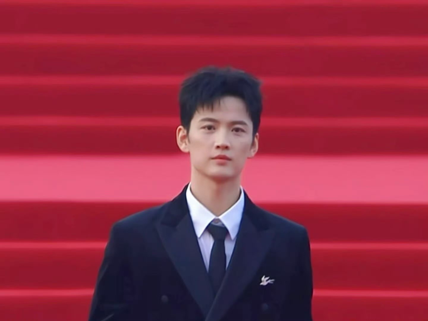 秦天宇好正秦天宇文荣奖红毯直拍 秦天宇现身文荣奖红毯，一身剪裁得体的西装勾勒出优