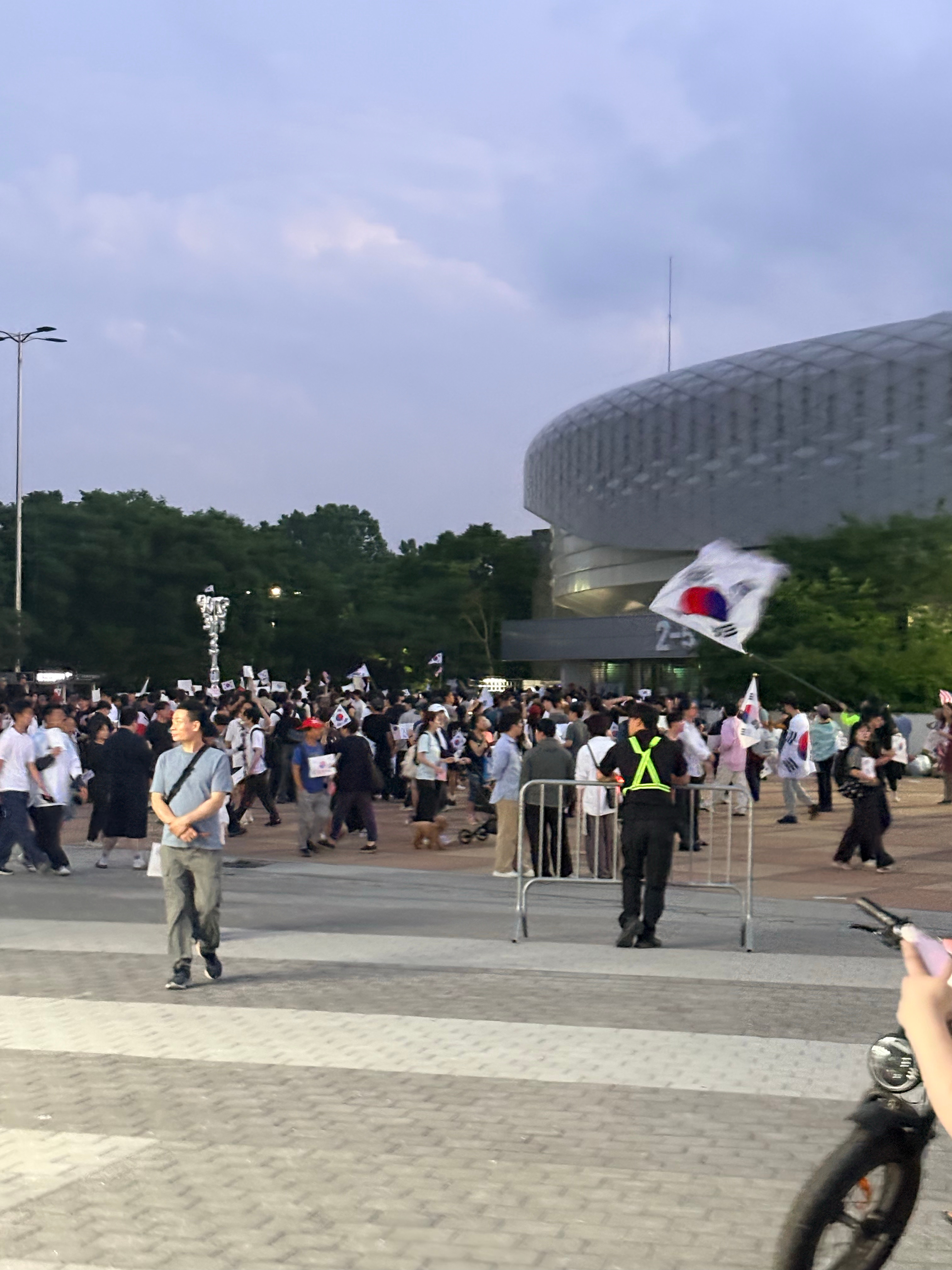 我都出来了咋还在抗议 
