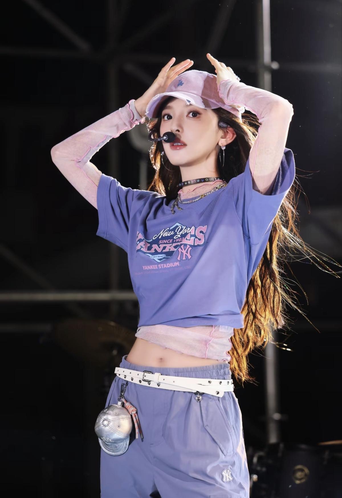 章若楠把运动风穿出了软妹感[赞]迷你棒球帽挂饰好戳人[给力]是活力满满的小章呀[