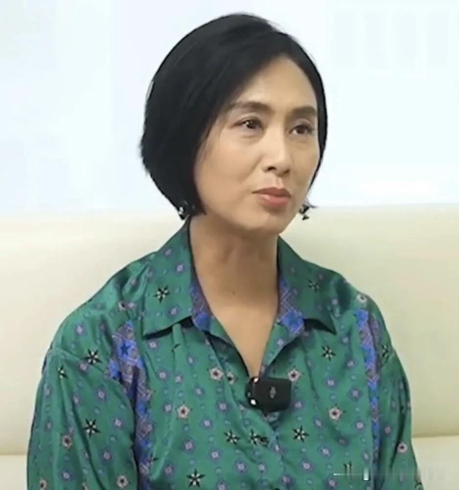估计很多人都忘不了当年风华绝代的“紫霞仙子”,一晃眼她都54岁了，老的差点认不出