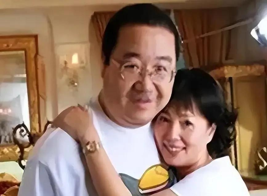 梁欢年轻时长相清丽，肤色白净柔和，眉眼温润舒展。她当年是北大的才女，满腹学识沉淀