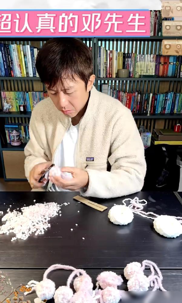 别再被孙俪邓超的围巾感动了。
我告诉你，这根本不是什么礼物，这是一堂顶级精英，
