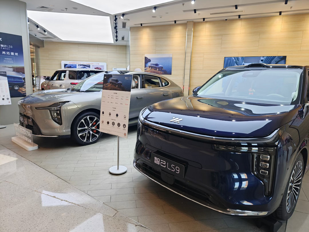智己LS8上新单店周订单超20台速去探个店 预订成绩确实不错，这与新车阵营、产品