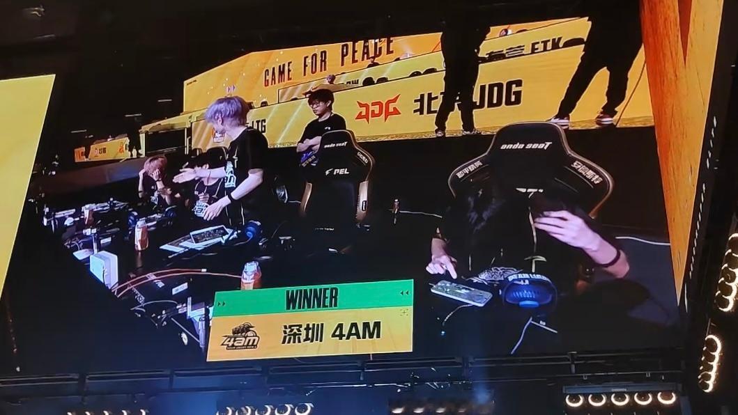 PEL第六周突围赛战报：今日第三局，深圳4AM战队成功吃鸡。现场画面显示该队已锁