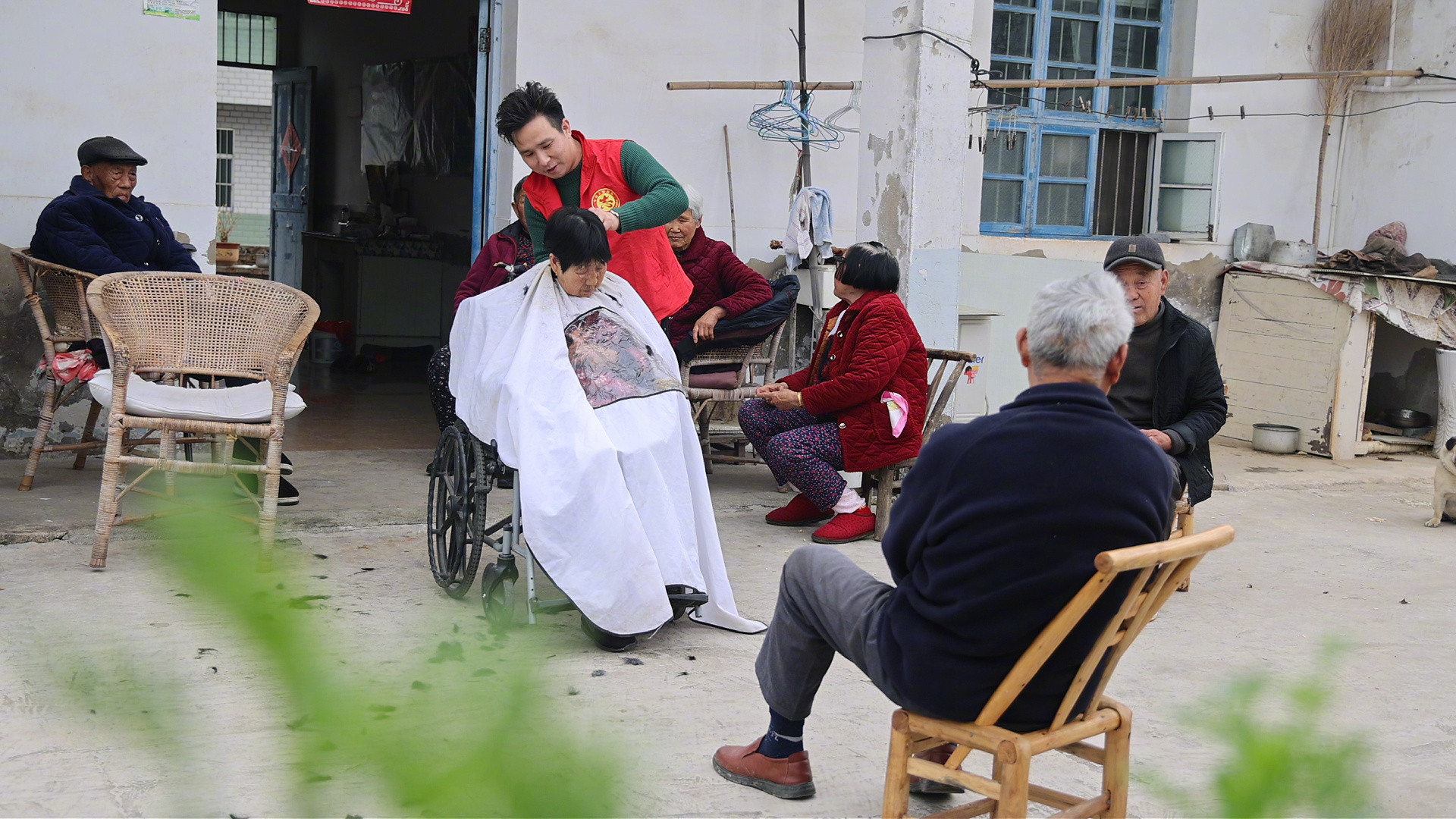 #理发师每周一不休假下乡为老人义剪#【#从被当骗子到郎溪好人的义剪师#】在郎溪县