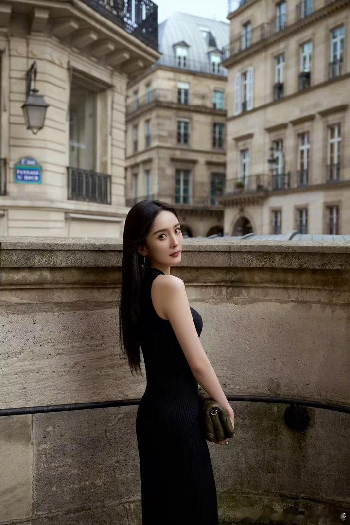 杨幂  🦊杨幂misssixty全球品牌代言人 我曾经以为把不完整的东西拼凑起