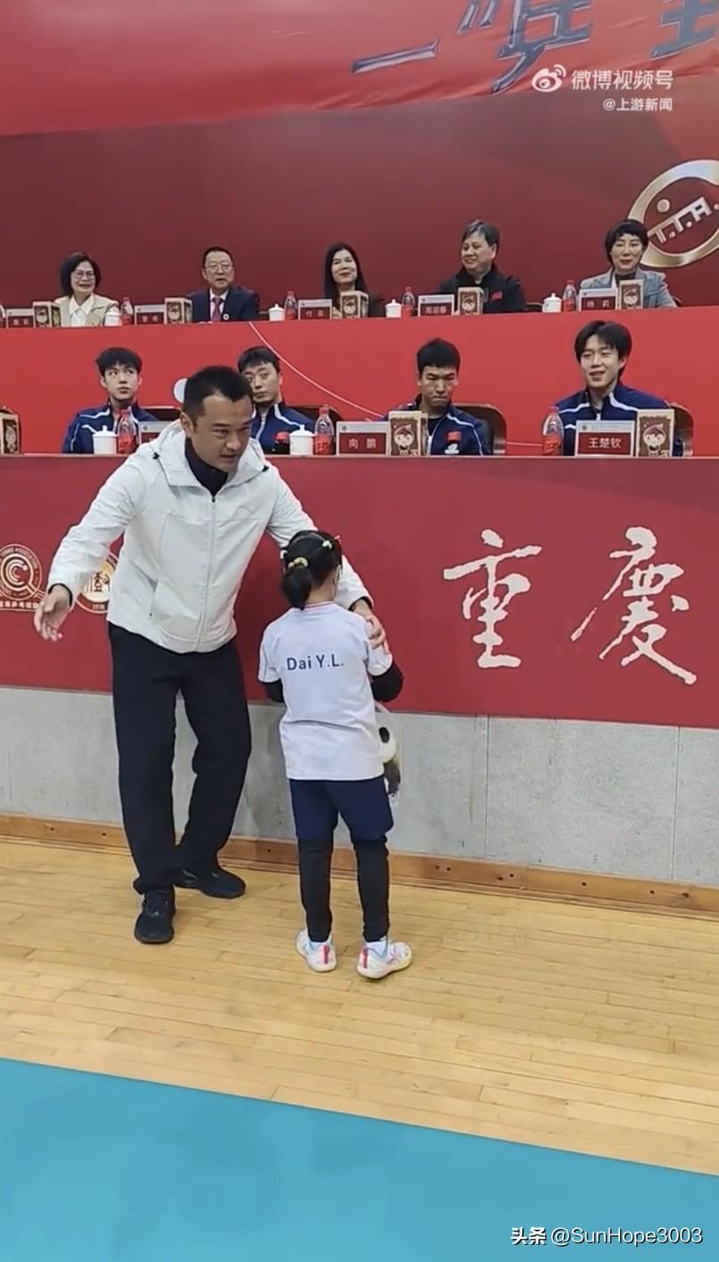 小朋友把一盒礼物送给了楚钦，那她手里的熊猫要送给谁呢？

今天在八中活动现场，一