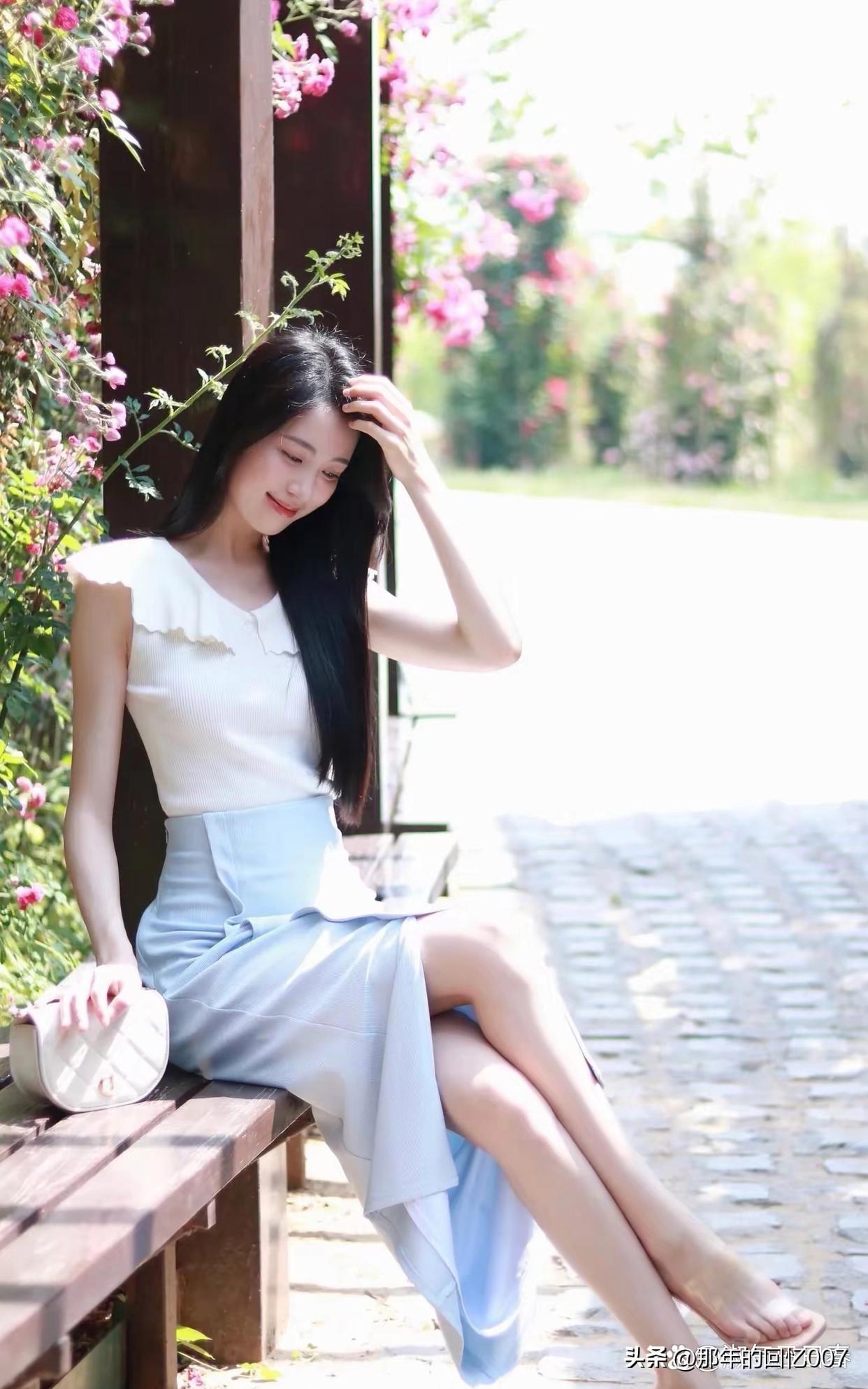 阳光明媚的午后，一个女孩坐在漆过的长椅上，却如坠冰窟。她刚被老板毫无预兆地解雇，