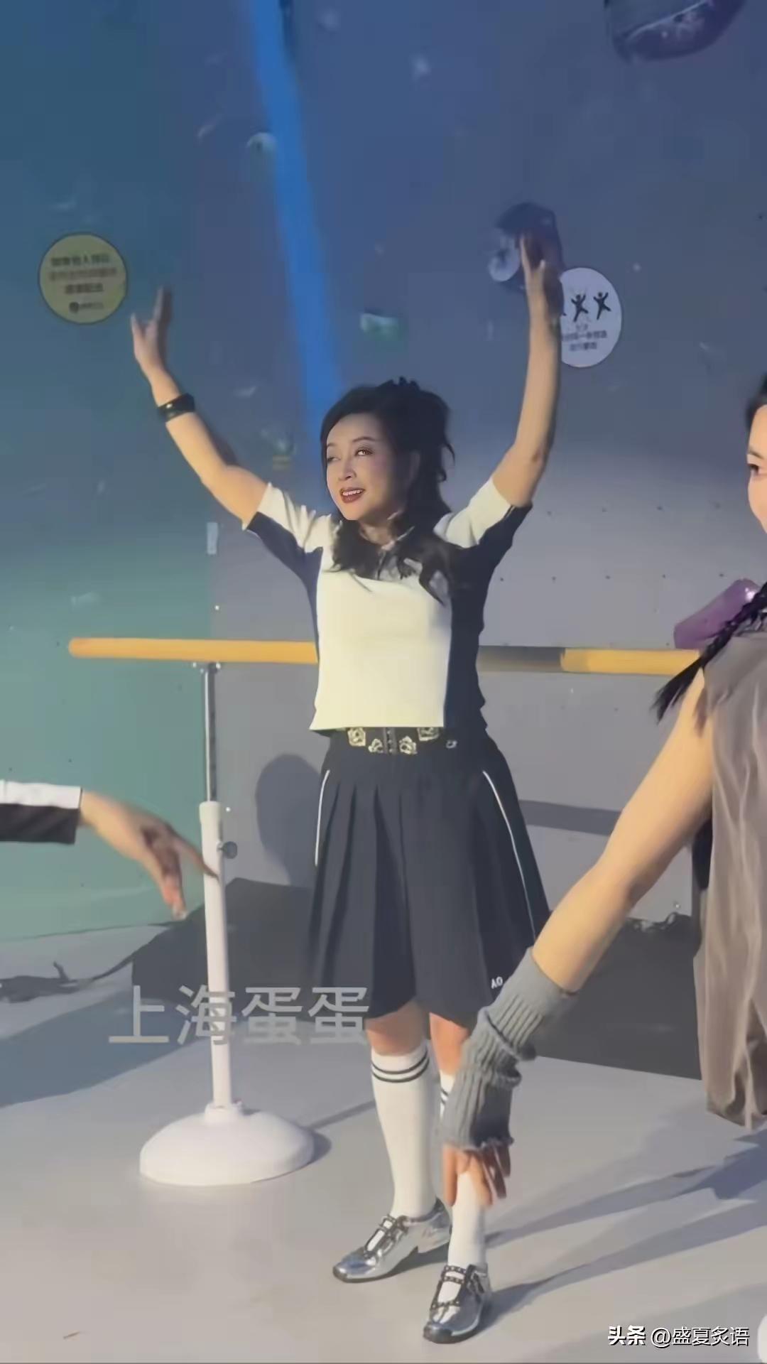 75岁的年纪，15岁的装扮，刘晓庆再度让众人见识了她这位“装嫩鼻祖”的“风采”。