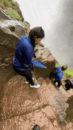 这些“驴友”专门走险路，看着真吓人。