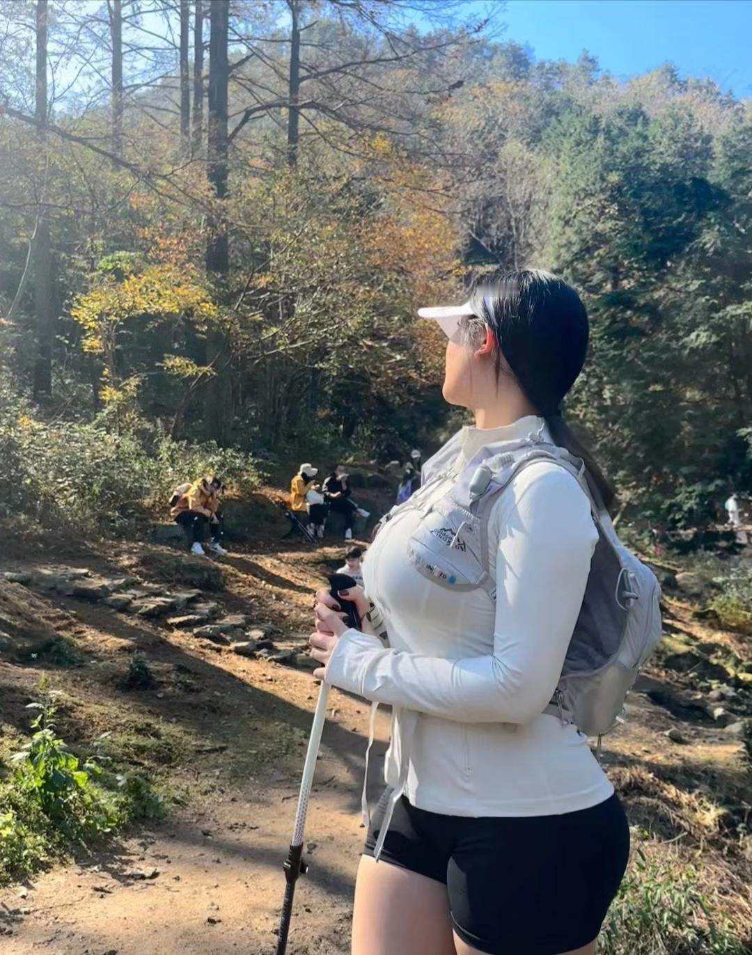 上联：素袂负囊穿曲径，杖挑秋色铺霜径
下联：青丝束发立苍茫，眸映晨光暖雪峰