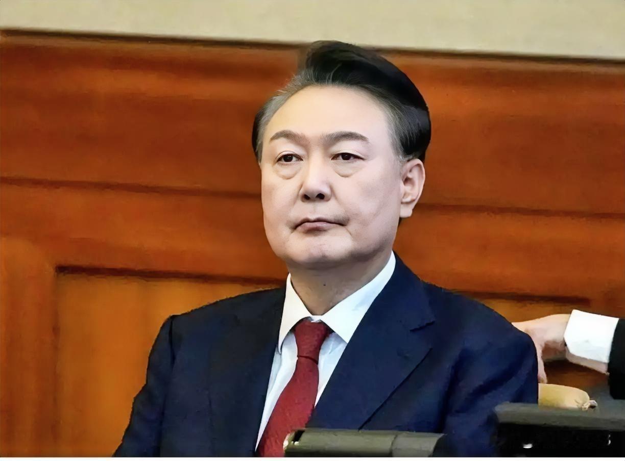 尹锡悦这回算是把路走窄了，
为了掩盖当年那点陈芝麻烂谷子的丑闻，硬是在镜头前撒了
