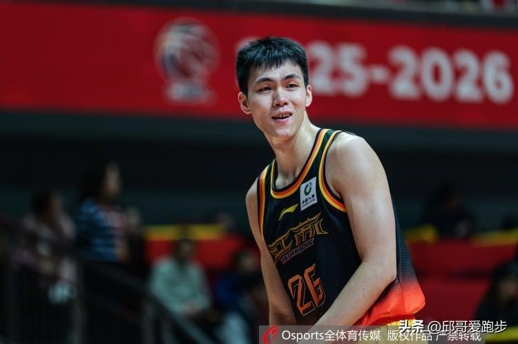 今晚老六又拿20分，第四节他就是外援！看到老六一次次扛起炸药包冲向篮筐，打进，又