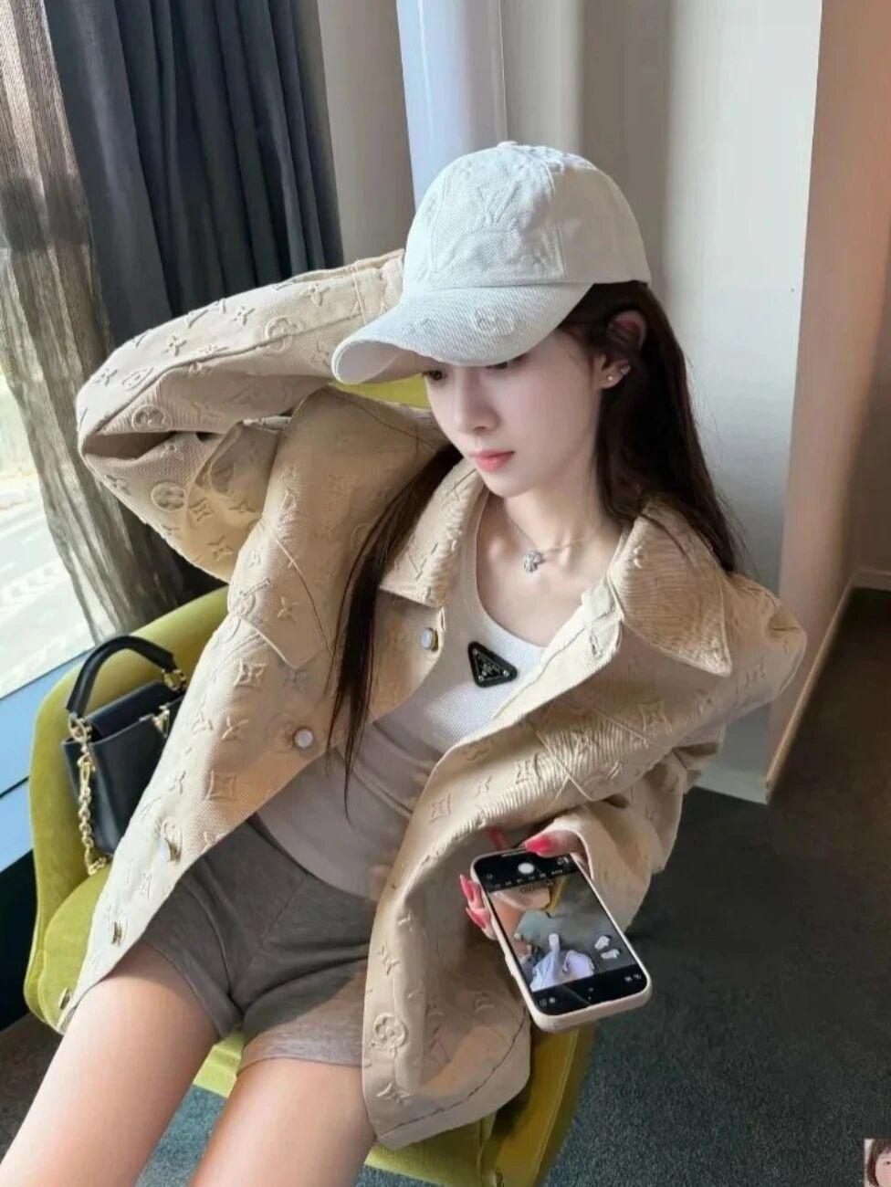 休闲穿搭指南：白色棒球帽+米色外套，轻松自在！👒🧥👗📱