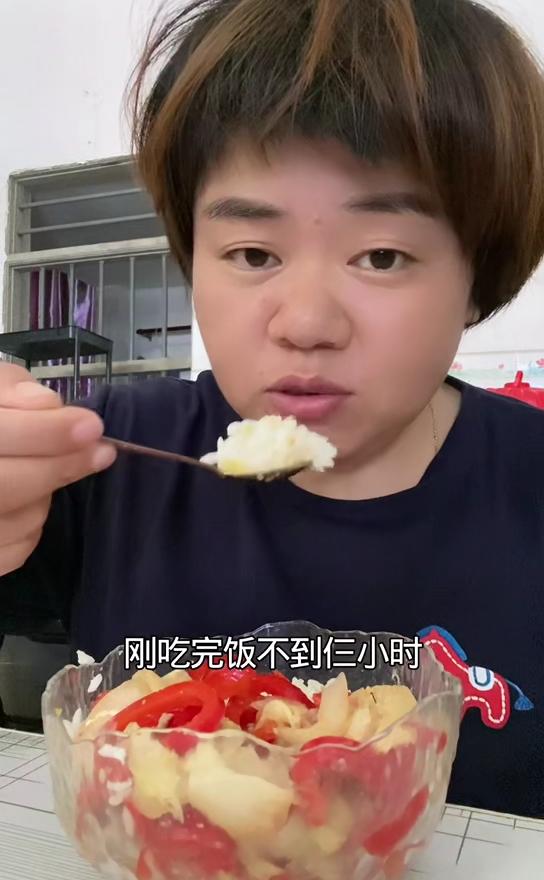 刚吃完饭不到仨小时又饿了，感觉这样吃都好好吃。灯笼辣椒拌饭，这个辣椒减肥是最好，