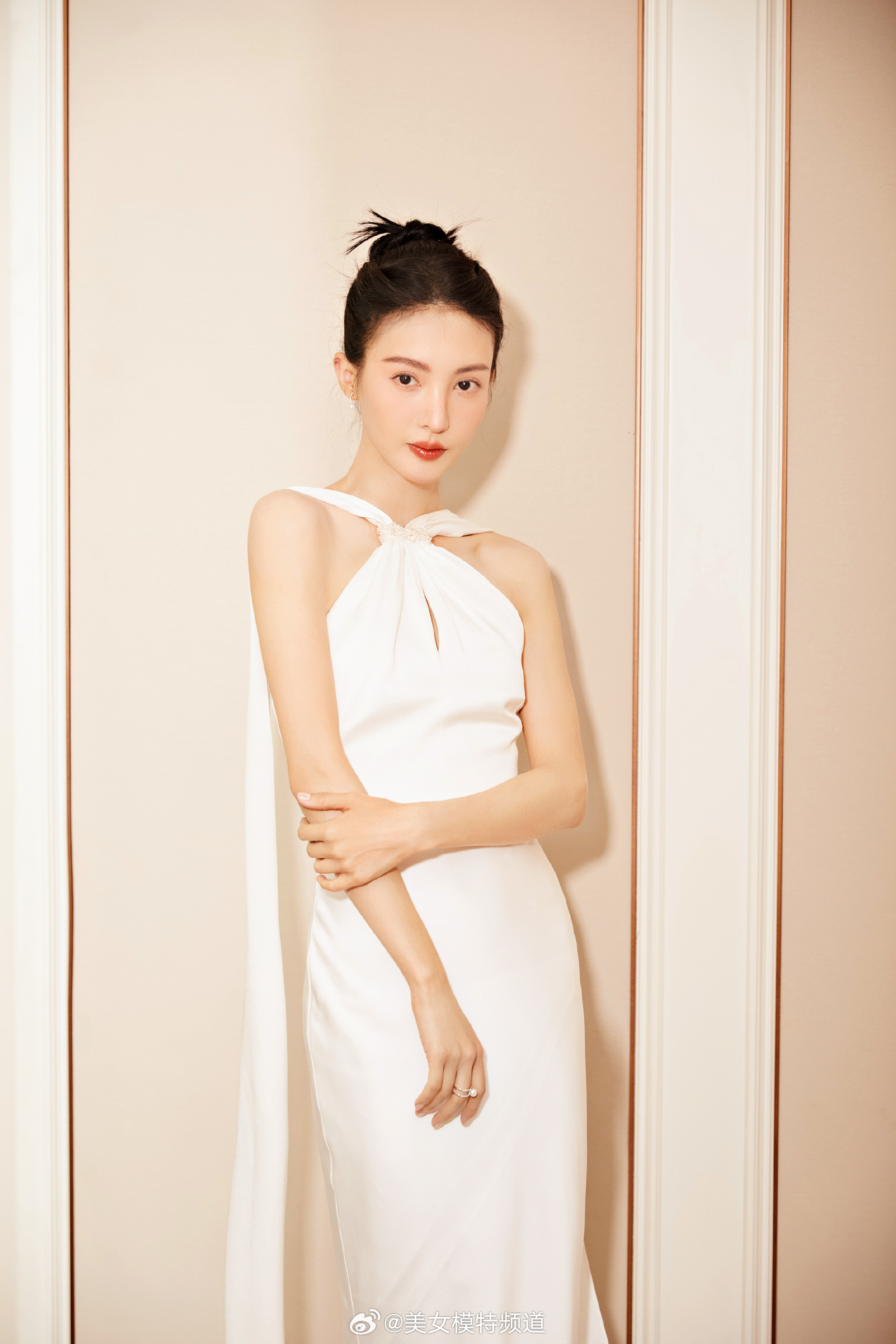 金晨白色挂脖长裙造型 