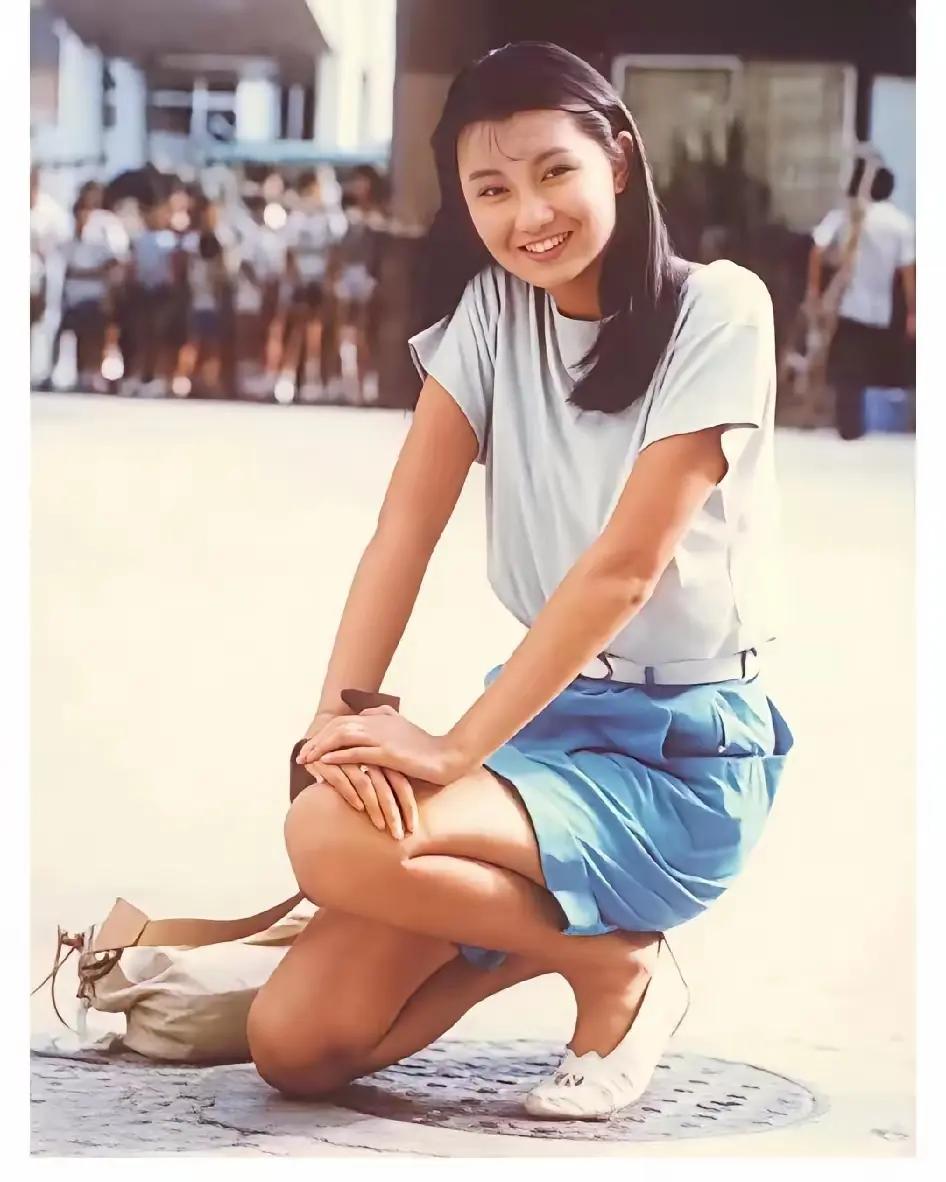 阳光明媚，女孩微笑着蹲下。那个时候美的真自然。年轻真好，还认识她吗？女生笑容