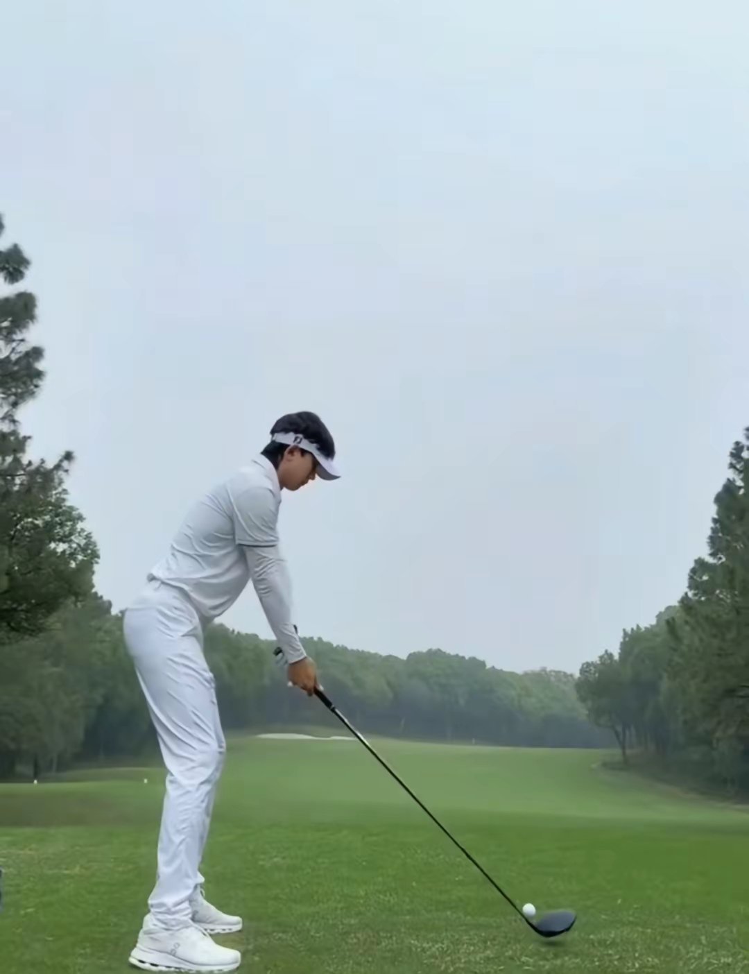 张杰在巡演连开16场的间隙，与王源一起打高尔夫，这体能够惊人的。前一天刚唱完第6