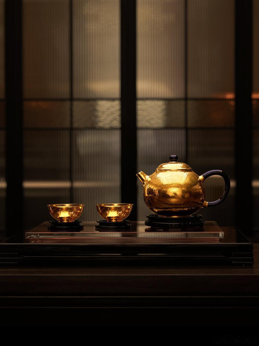 【老铺黄金月均净赚超2亿元】老铺黄金业绩为何增长 8月26日，在老铺黄金（HK0