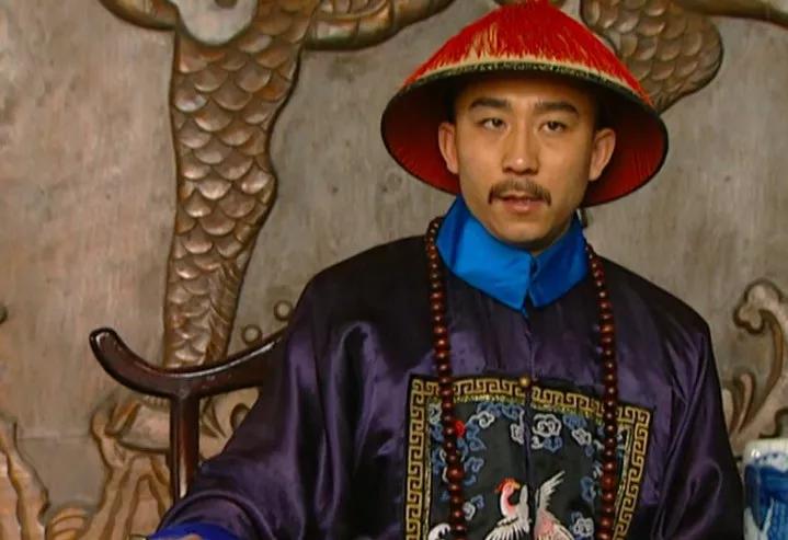 李卫不是叫花子出身，官是买来的。

李卫受电视剧影响被认为是乞丐出身，还是雍正的