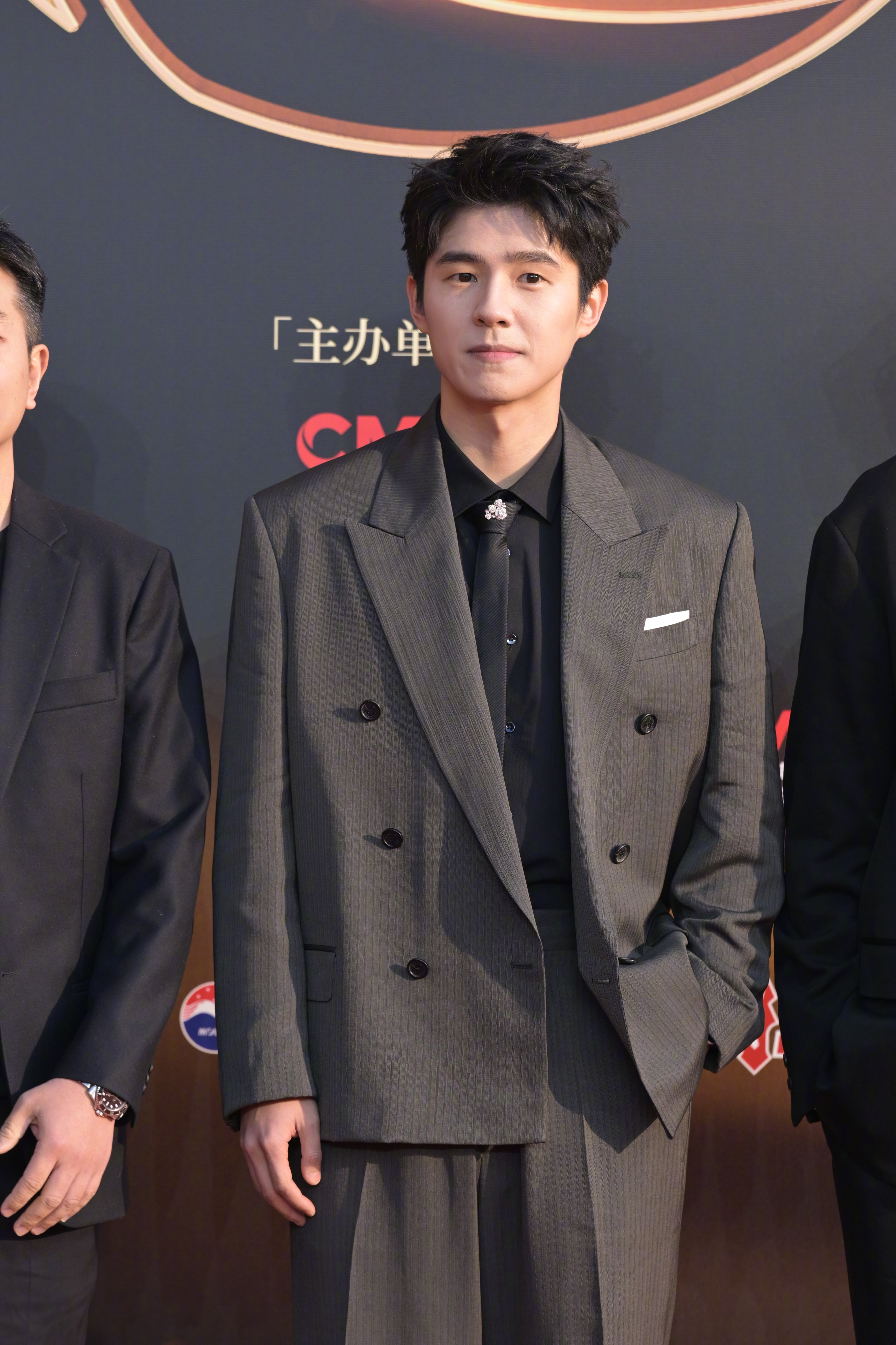 刘昊然最新红毯状态电影《南京照相馆》导演申奥，编剧张珂，演员刘昊然、王传君亮相C