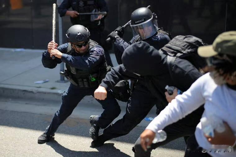 美帝所谓的人权，有时候就像是一坨屎，明明是它自己拉的却要拿出来恶心别人！[偷笑]