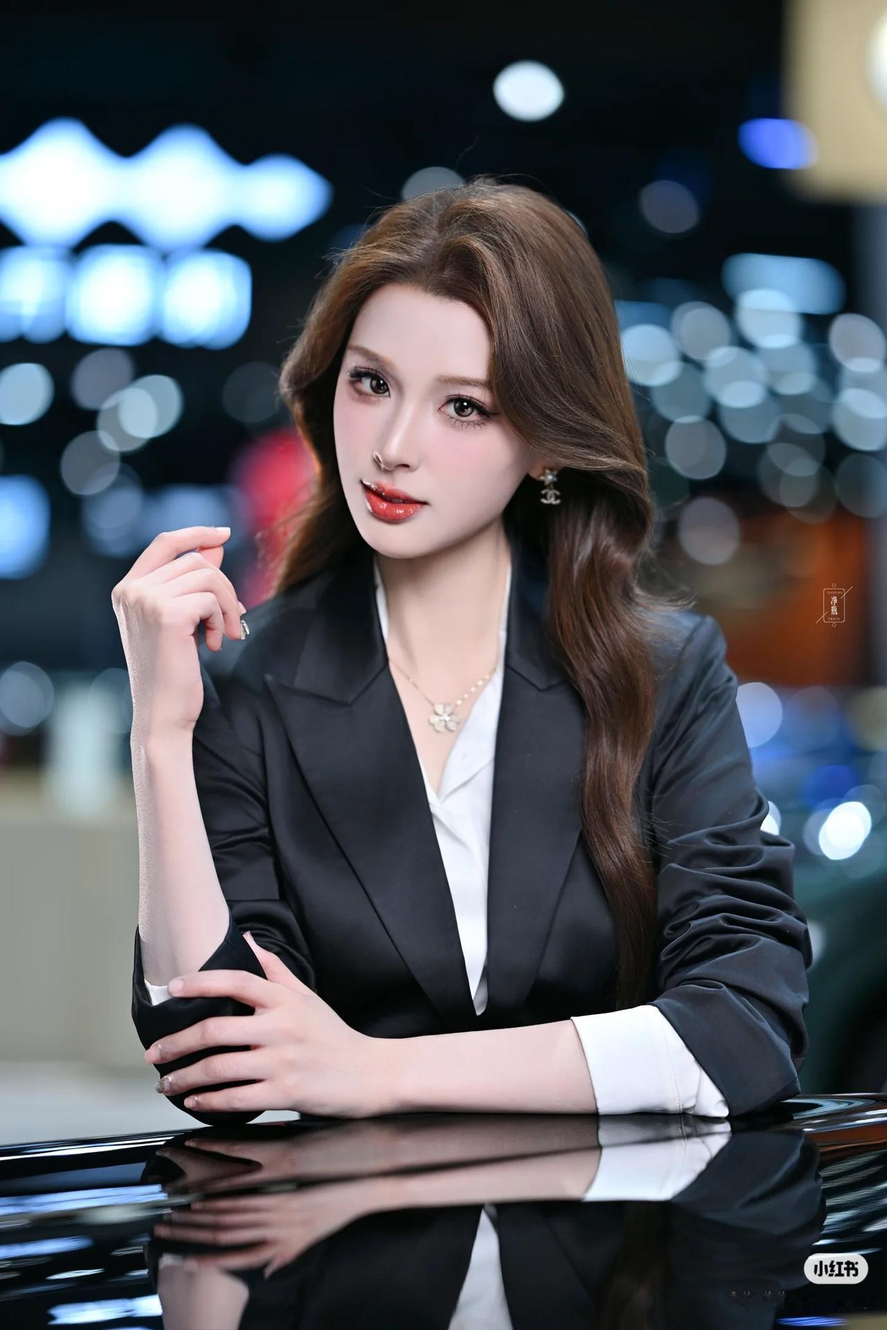 优雅与性感，你会怎么选美女穿搭写真