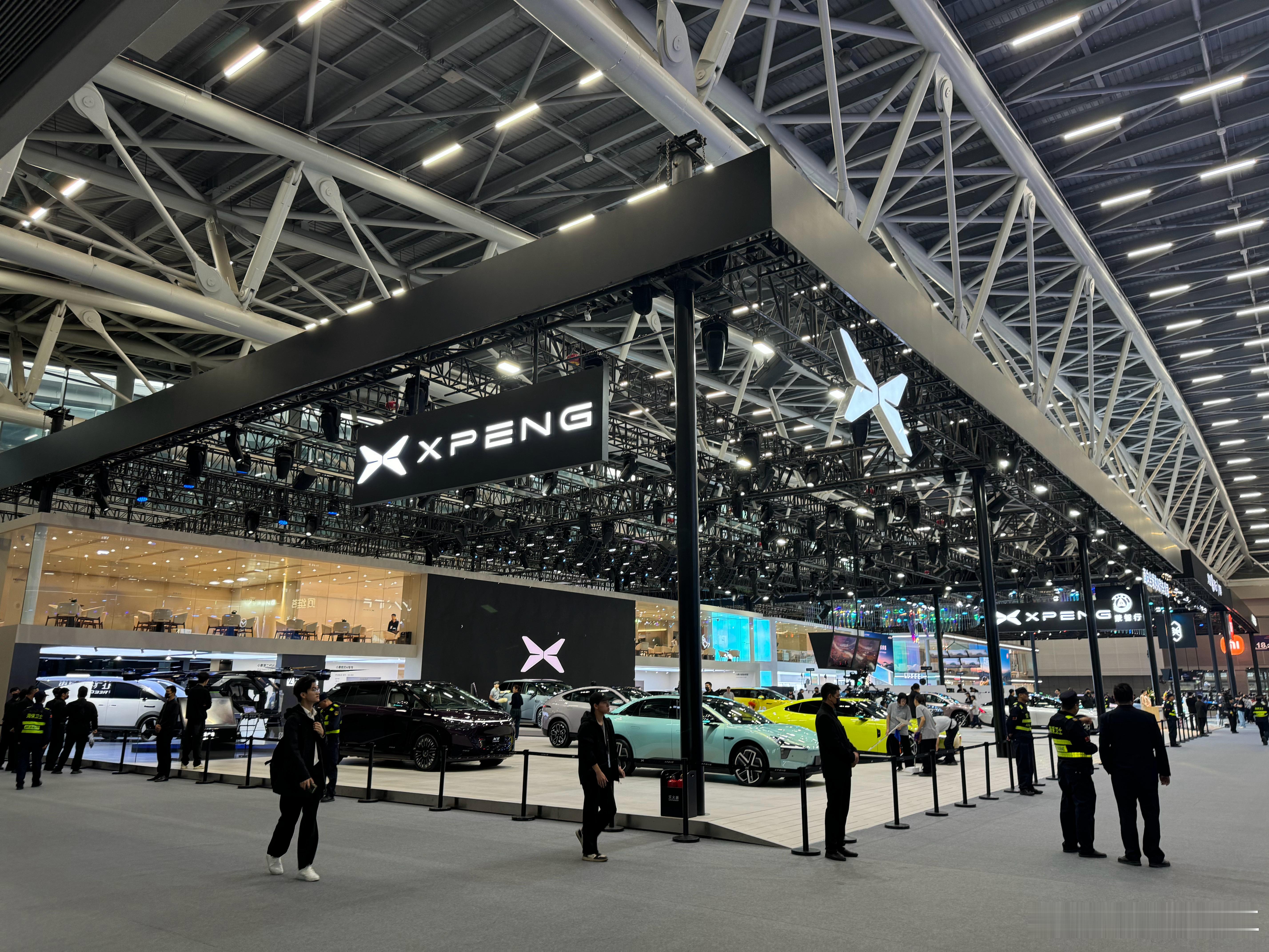 | 小鹏展台三大亮点:小鹏X9超级增程首次亮相车展，IRON机器人与汇天陆地航母