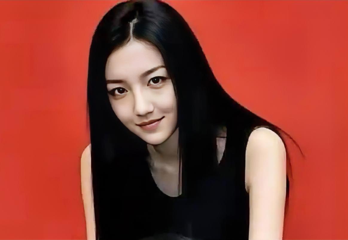 最近刷到李嫣的近照，几乎认不出来。曾经因先天性唇腭裂备受关注的她，如今容貌精致自