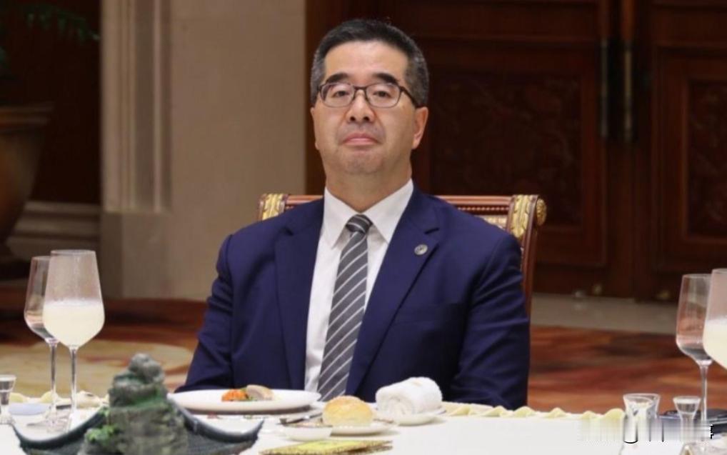 谁能想到？一场南京的晚宴，郑丽文顶着“五年刑期”的恐吓访陆，萧旭岑却在推杯换盏间