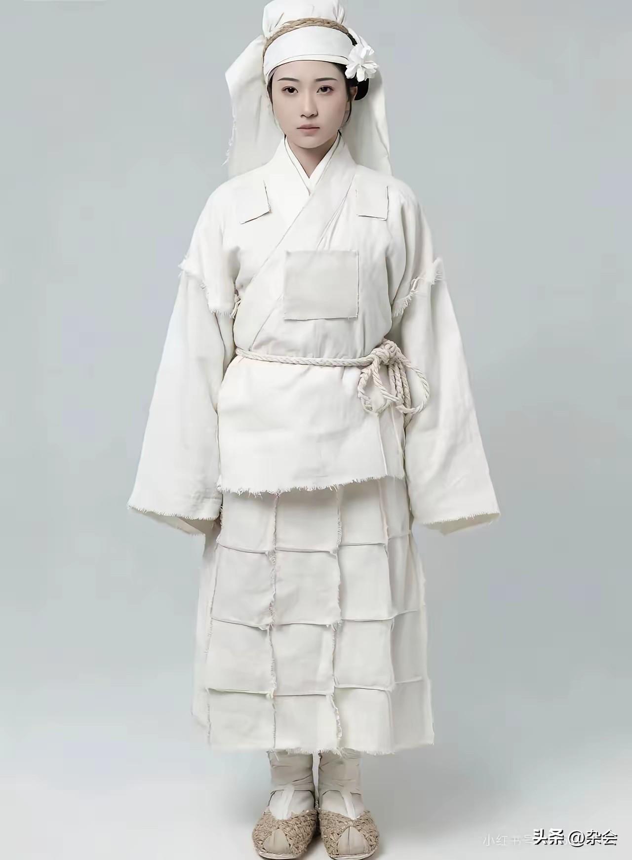 巴黎世家的“阴间设计”又来刷新我的三观了！我严重怀疑他们的设计师是专门跑来我们这