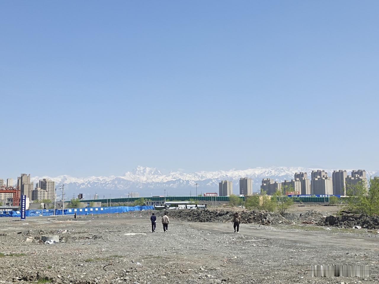 未来乌鲁木齐向北发展，有的是地方，空旷而辽阔。
    向北发展，有利条件是，地