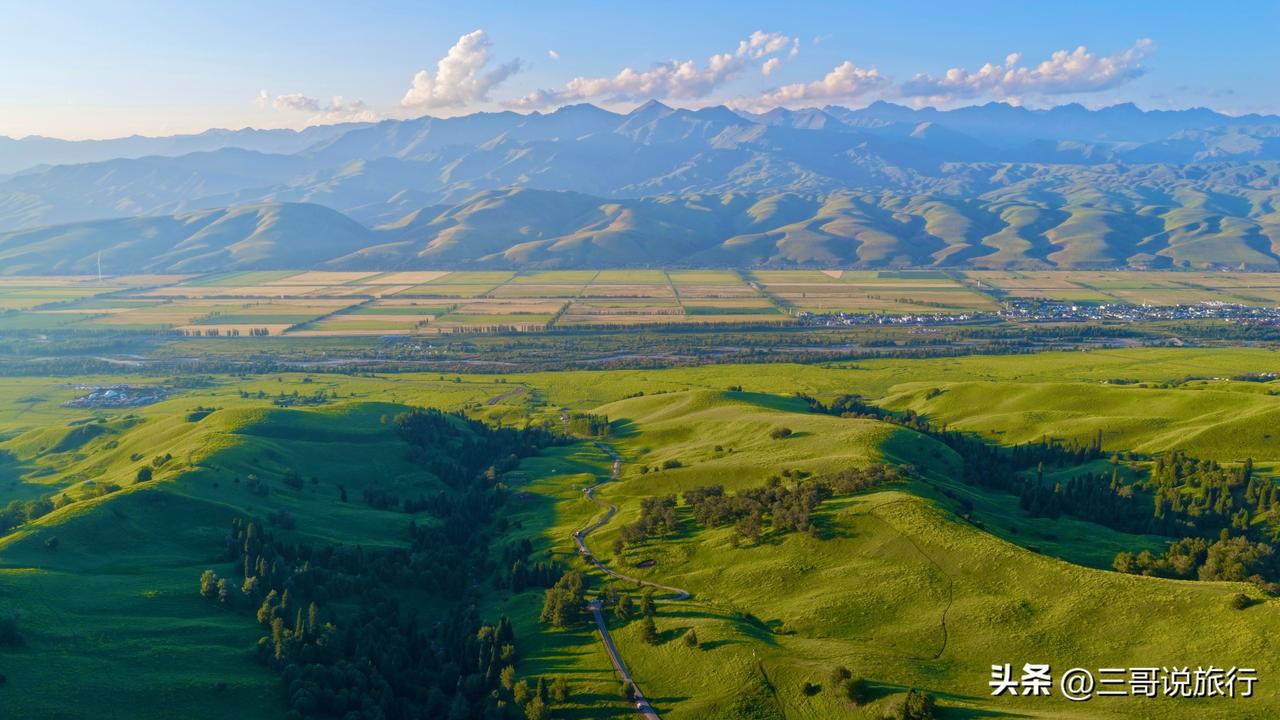 把初夏的浪漫，写进新疆的万里晴空里
 
初夏的新疆，是写给人间最动人的情书。
 