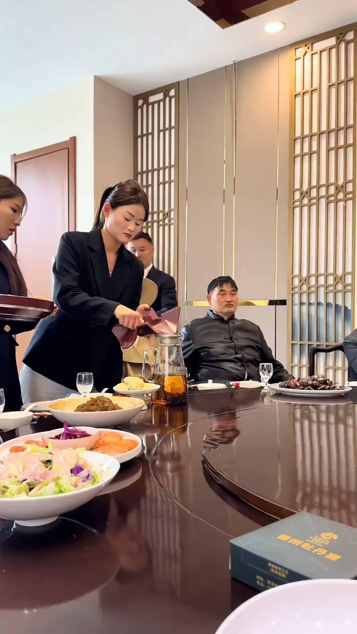 董事长，多尝尝，到老家四川、湖北或者一定尝一尝。