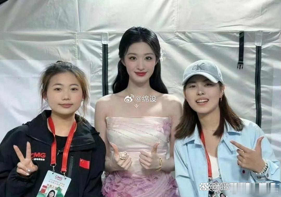 说王楚然很大只也没错，但看这骨骼和五官也是个大美女啊 