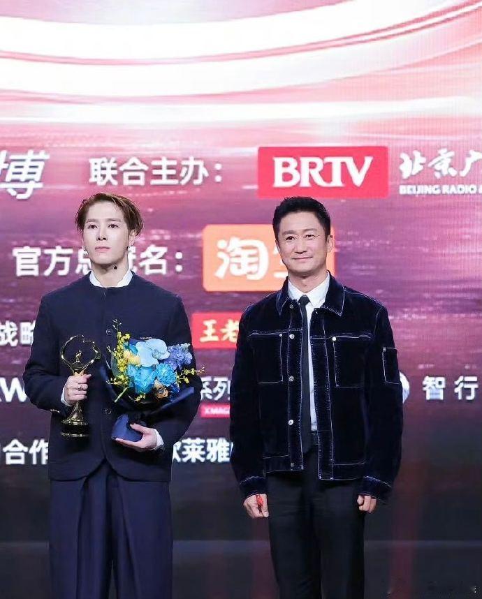 吴京官宣王嘉尔加入镖人世界 吴京盛赞《天下过客》是极具感染力的中文新歌，能完美烘