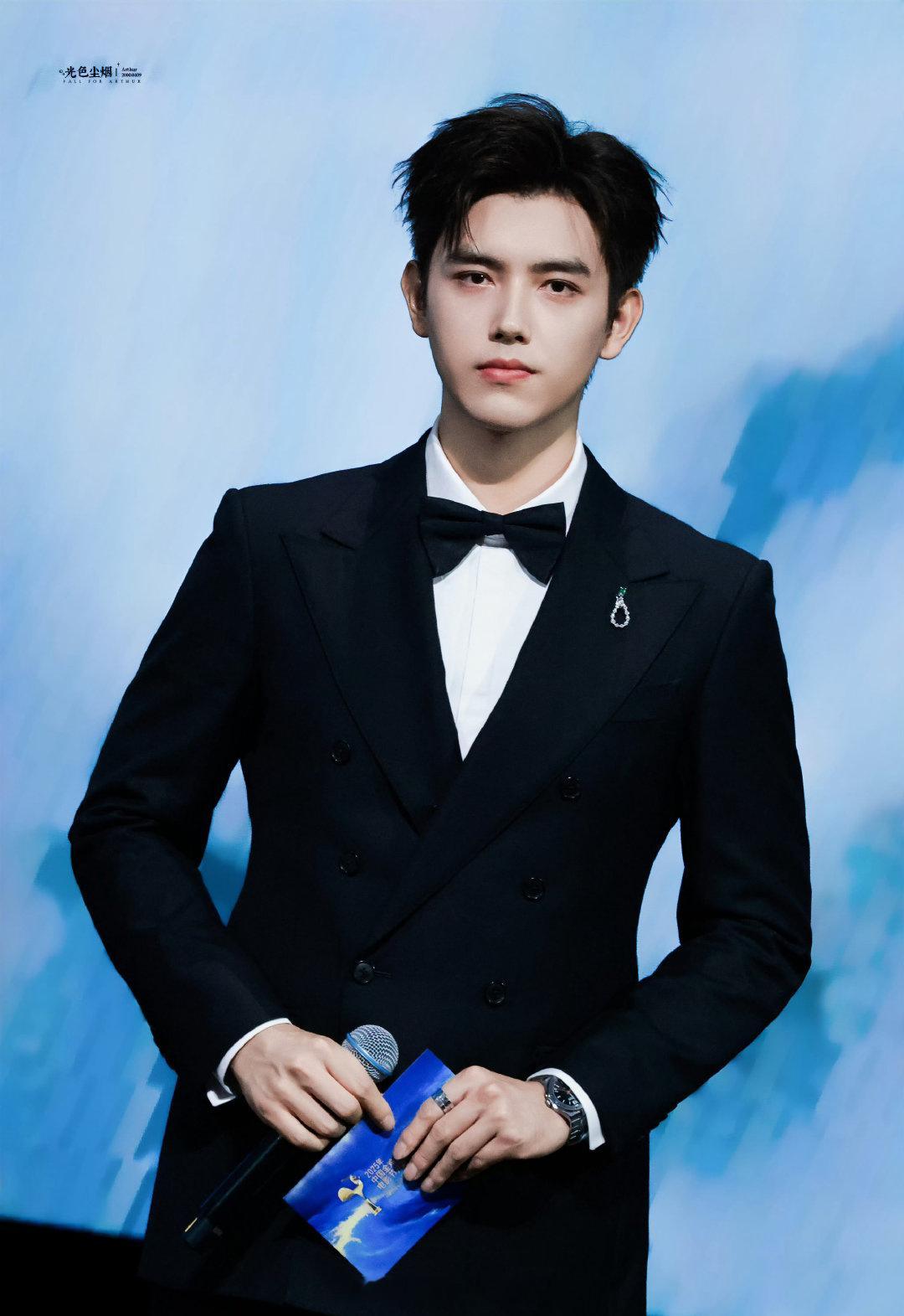 陈飞宇金鸡奖开幕式主持生图状态 