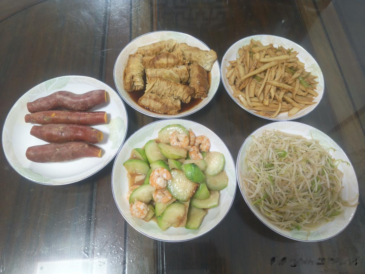 晒晒今日晚餐

今天周五，晚上小孩们回来吃饭，上午和老伴一起去了一趟菜市场，买了